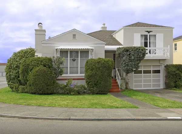 A neatly painted house in San Francisco with a well-maintained garden, showcasing the work of Classic Shades Painting Co.