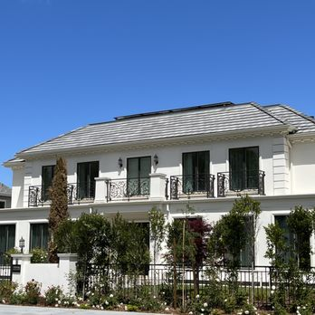 A well-maintained white house in San Jose featuring a professionally installed roof by South Creek Roofing & Waterproofing Inc., highlighting elegant design and meticulous craftsmanship.